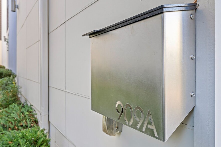 Building Photo - 909A Westbrook Dr