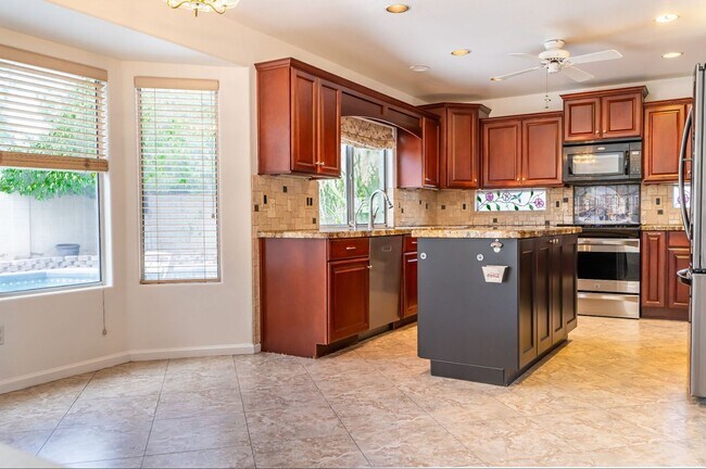 Building Photo - Stunning 4 Bedroom/2.5 Bath Home In Phoeni...