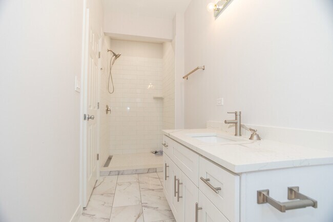 Building Photo - 2248 W 21st St
