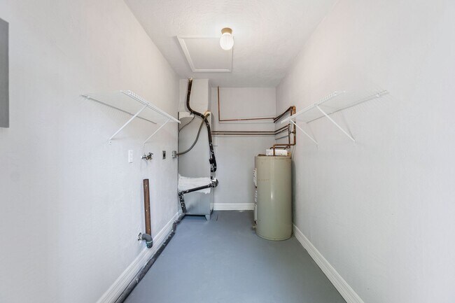 Building Photo - A Truly Charming Find! Discover this stunning 1-bedroom, 1-bath duplex in the highly sought-after...