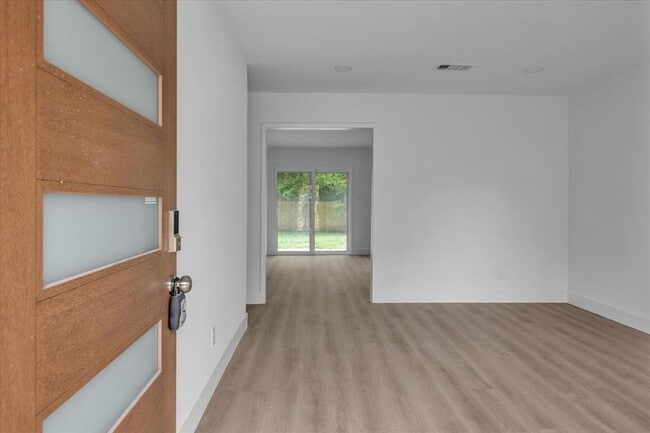 Building Photo - 1411 Manford Hill Dr