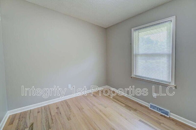 Building Photo - 6910 NW Belvidere Pkwy