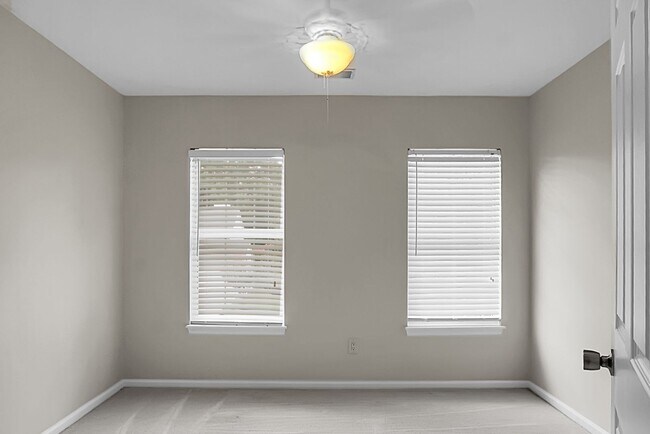 Building Photo - Gorgeous, 2 story, 4 BR, 2.5 BA Home with Fenced Yard near Magnolia Gardens