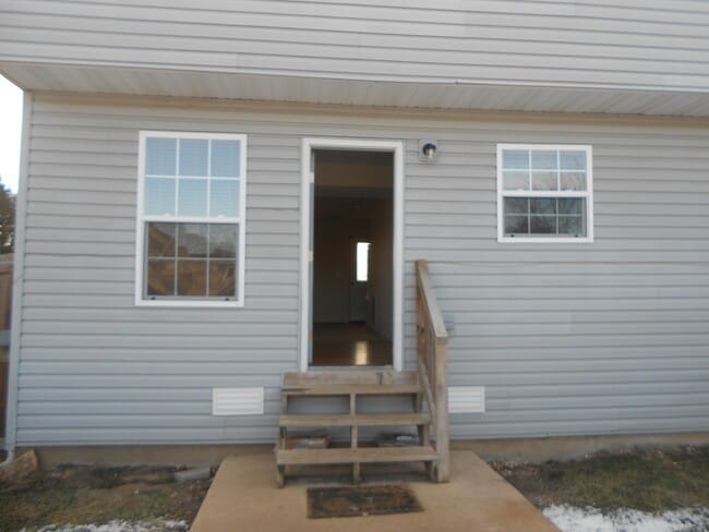 Building Photo - Duplex with a Fenced in Backyard!