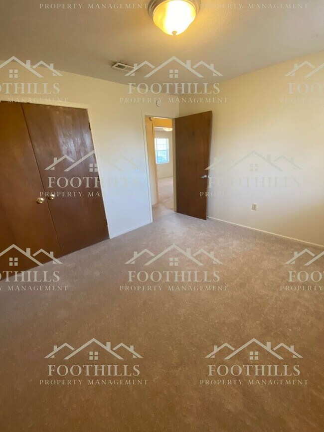 Building Photo - 2 Bedroom Duplex off Whitehall Rd