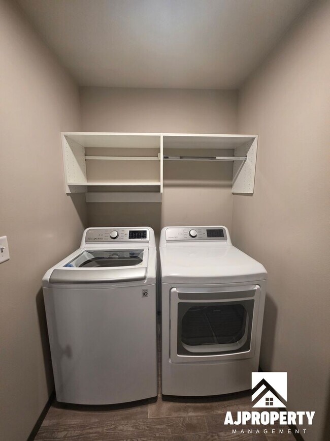 Building Photo - 2542 E Meadowside Pl