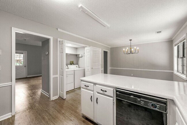 Building Photo - Renovated Modern 2BR Townhome in Prime Kennesaw Location