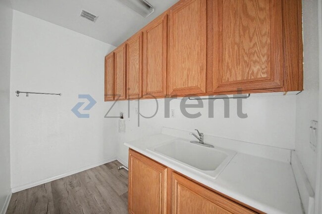 Building Photo - Unit