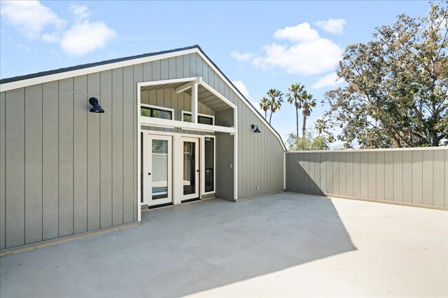 Building Photo - 561 Luneta Dr