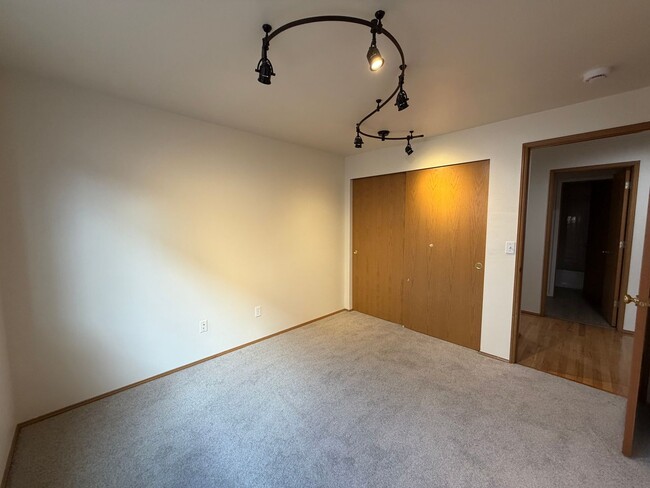 Building Photo - One Level, Golf Course Living- 3 bed + office, 2 bath