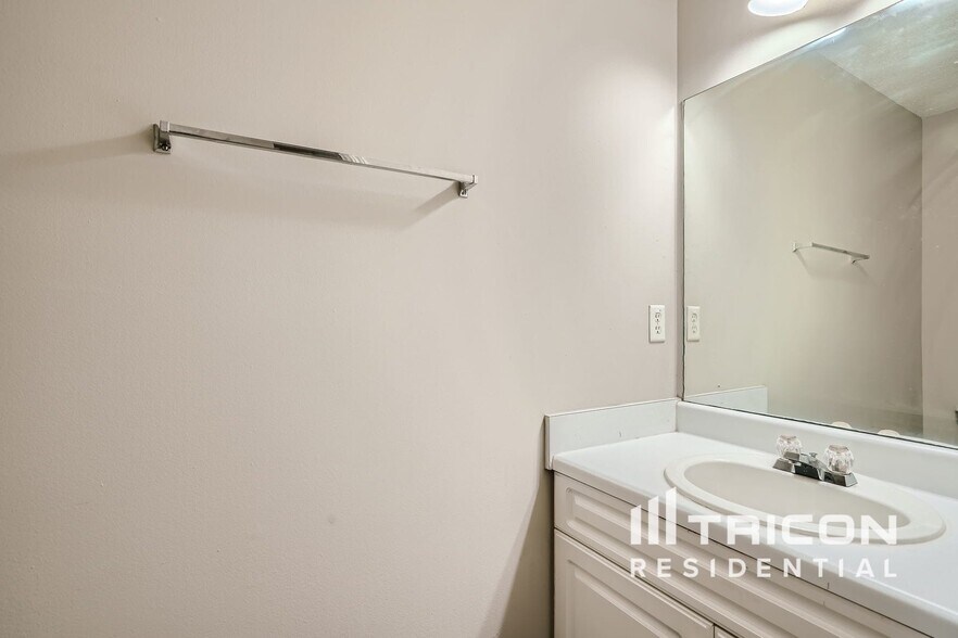 Building Photo - 210 Signet Ct