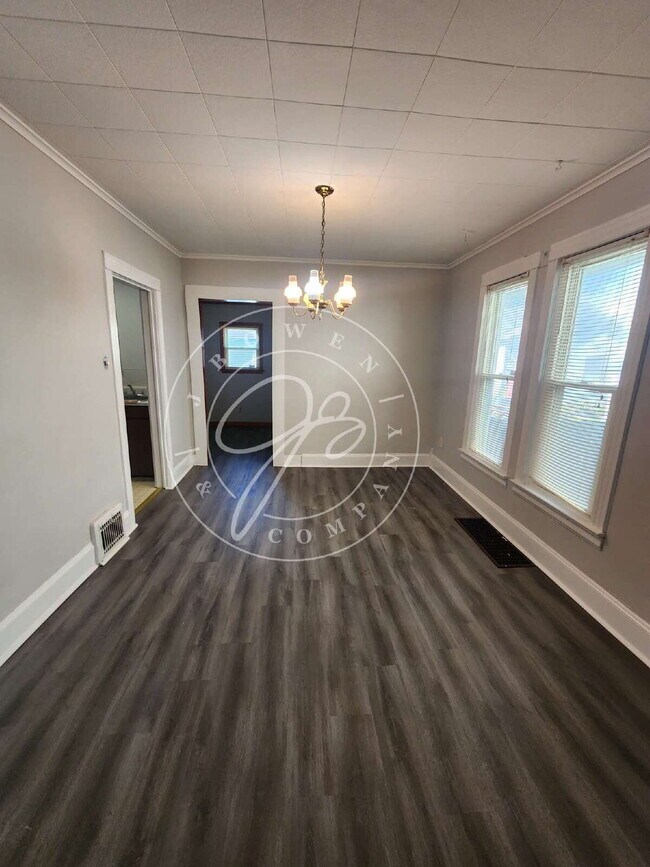 Building Photo - "Charming 2 possible 3-Bedroom Home on Uta...