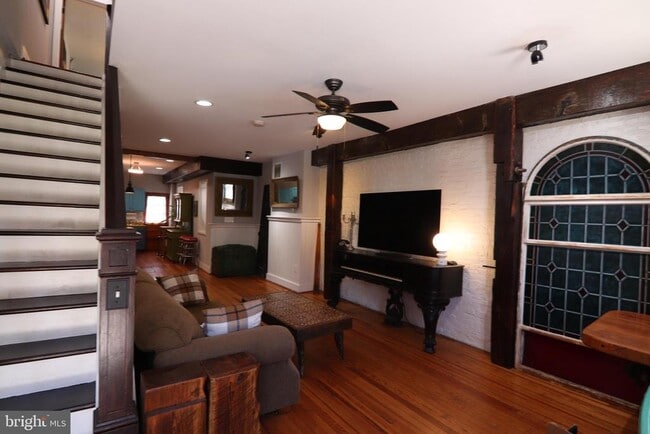 Building Photo - 1223 Haubert St