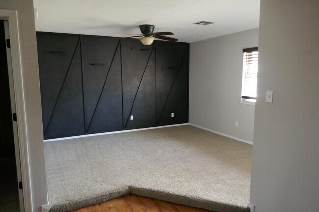 Building Photo - 2315 NE Village Dr