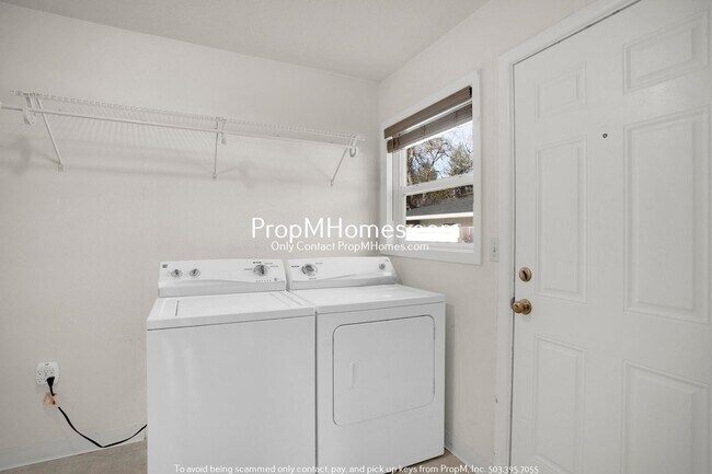 Building Photo - Cozy Two Bedroom Home in Willamette on a Massive Lot!