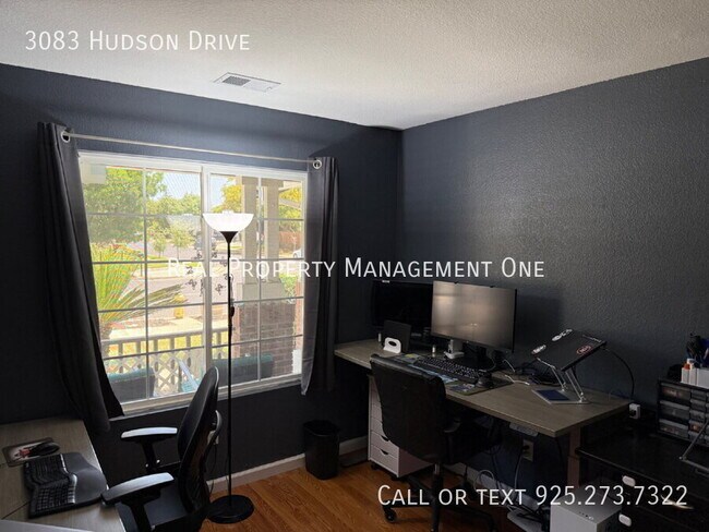 Building Photo - 3083 Hudson Dr