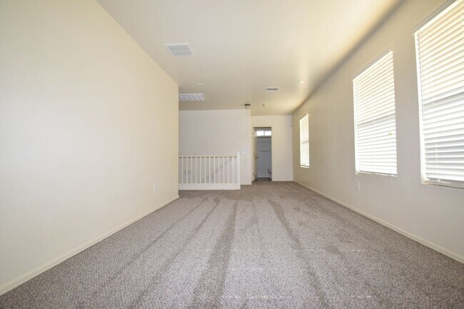 Building Photo - Spacious 3 bedroom 2.5  bath home with a loft