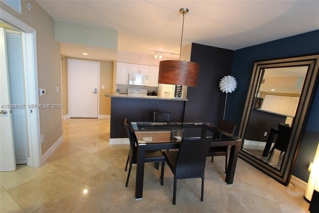 Building Photo - 1155 Brickell Bay Dr