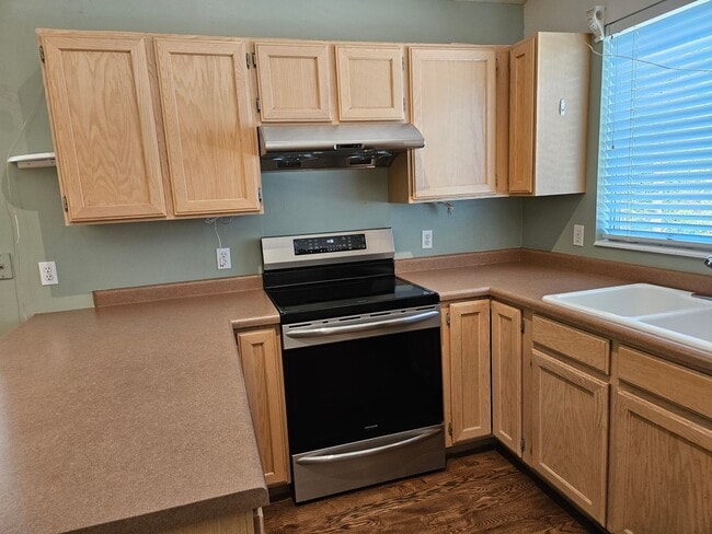 Building Photo - Beautiful 3 Bedroom/2.5 Bathroom in Midvale