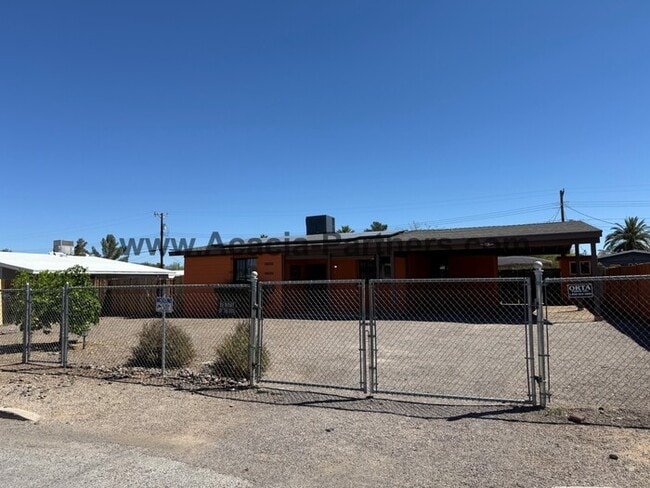 Building Photo - Three Bedroom Home