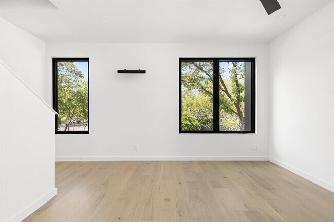 Building Photo - 912 1/2 E 50th St