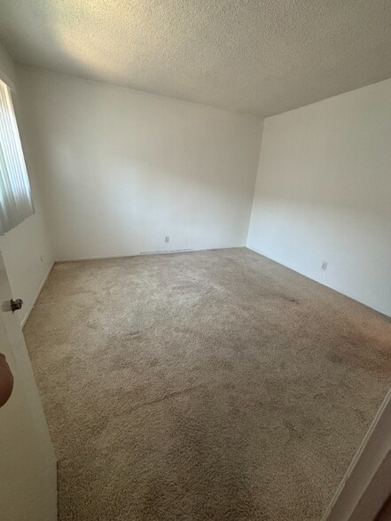 Building Photo - 2042 Beachwood Dr