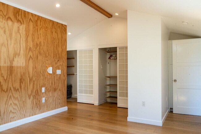 Building Photo - 2211 Ashland Ave