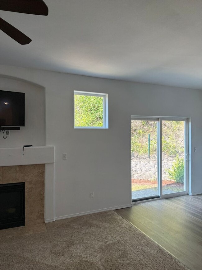 Building Photo - 5 bedroom spanaway home!