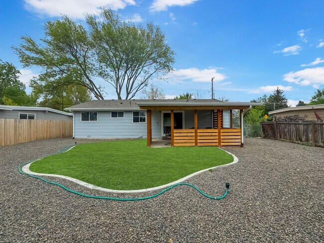 Building Photo - Immaculate Single-Level Home