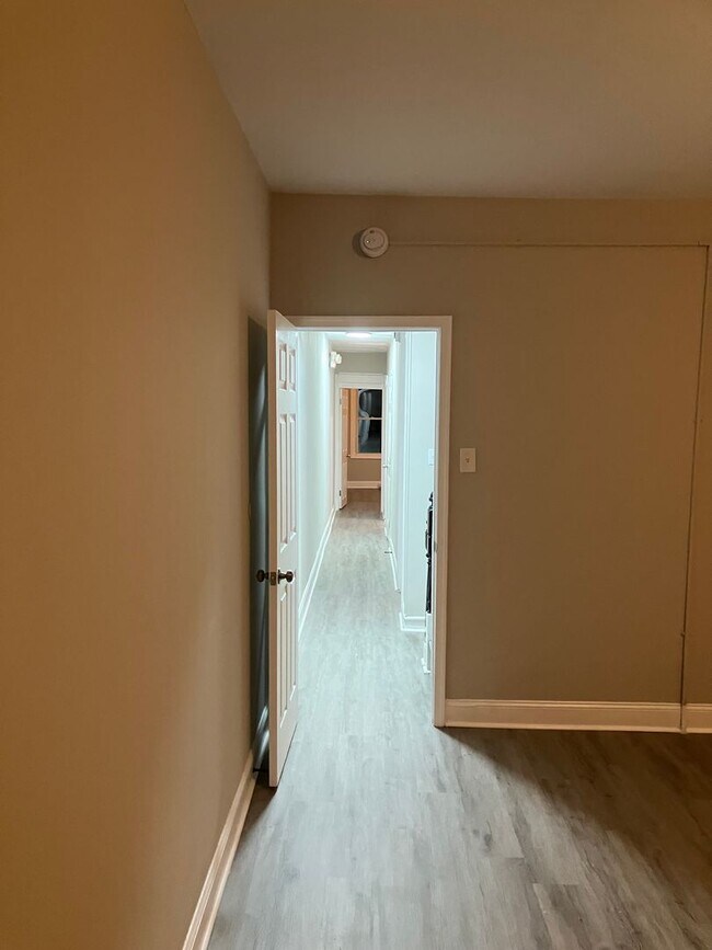 Building Photo - 7 Bedrooms 3.5 Bathrooms