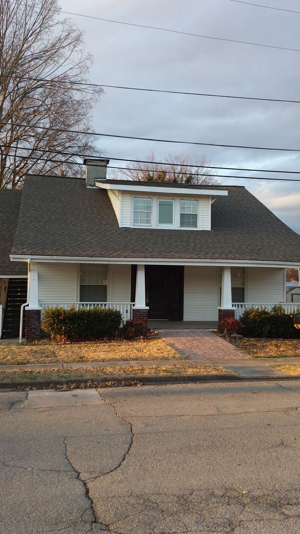 Building Photo - Maryville 37804 - COMING SOON! 1 bath stud...