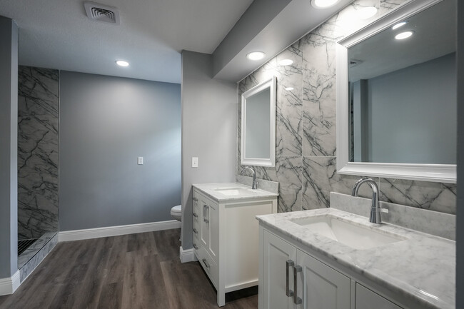 Building Photo - 718 Mendoza Dr