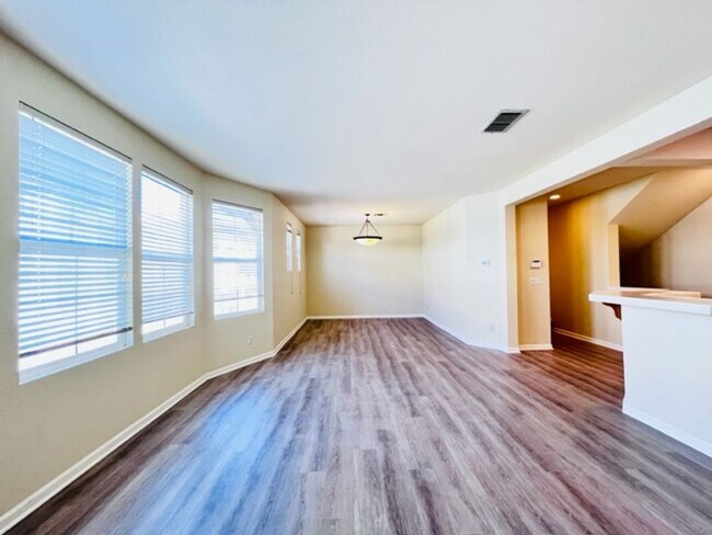 Building Photo - Beautiful 3BD/2.5BA Tri-Level Gallery Walk...