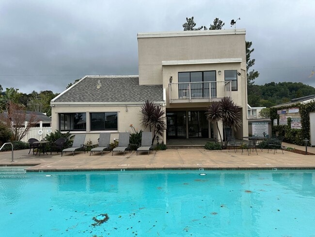 Building Photo - 204 Larkspur Plaza Dr