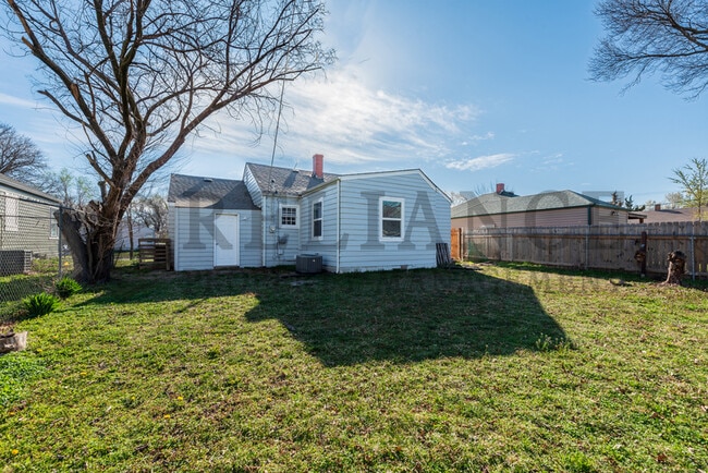 Building Photo - 1017 N Pershing St