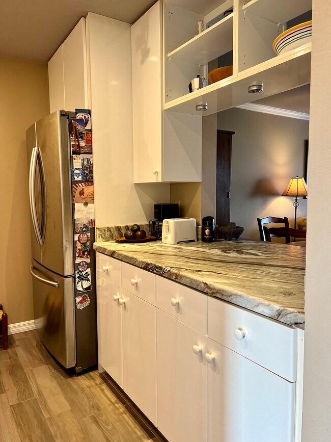 Kitchen - 4015 Crown Point Dr