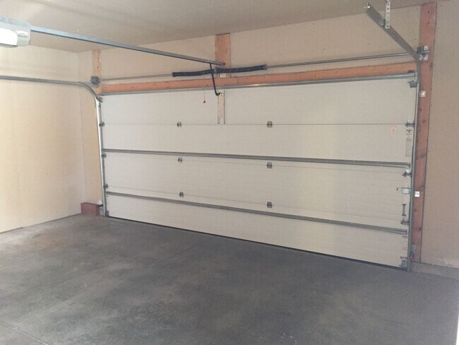 Building Photo - 3 Bed 3 Bath Twin Home