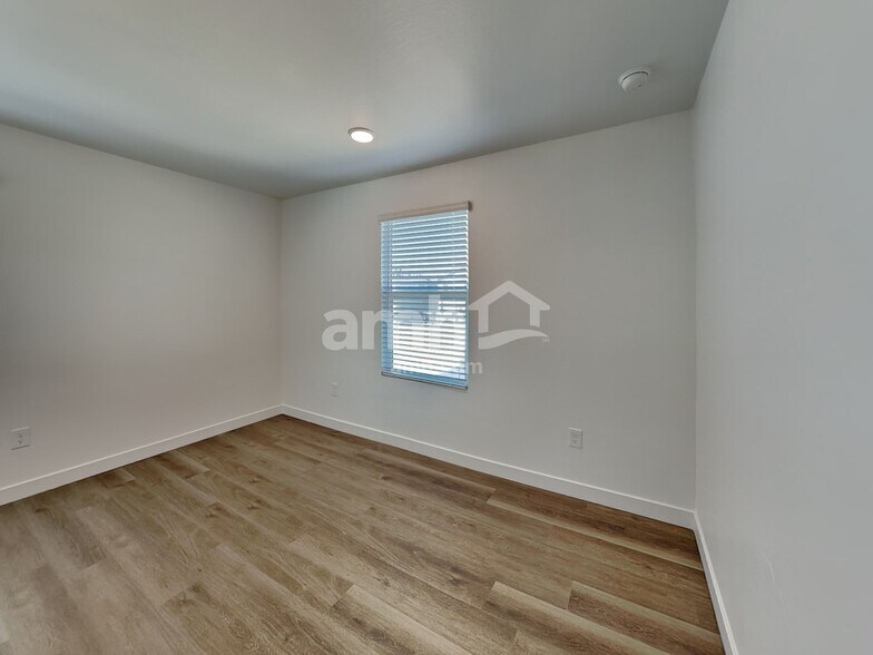 Building Photo - 18450 W El Cortez Pl