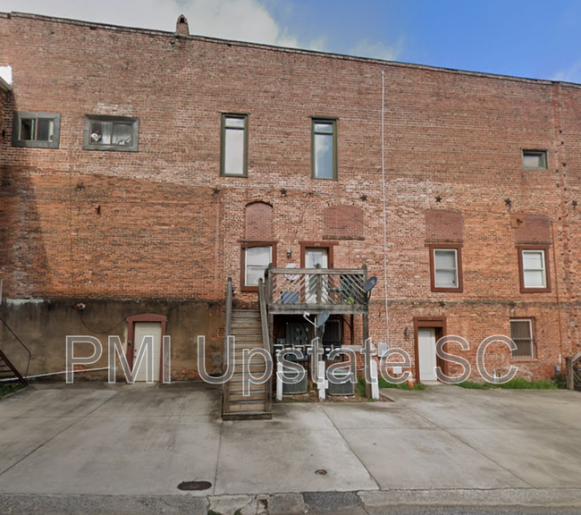 Primary Photo - 101 Silver St