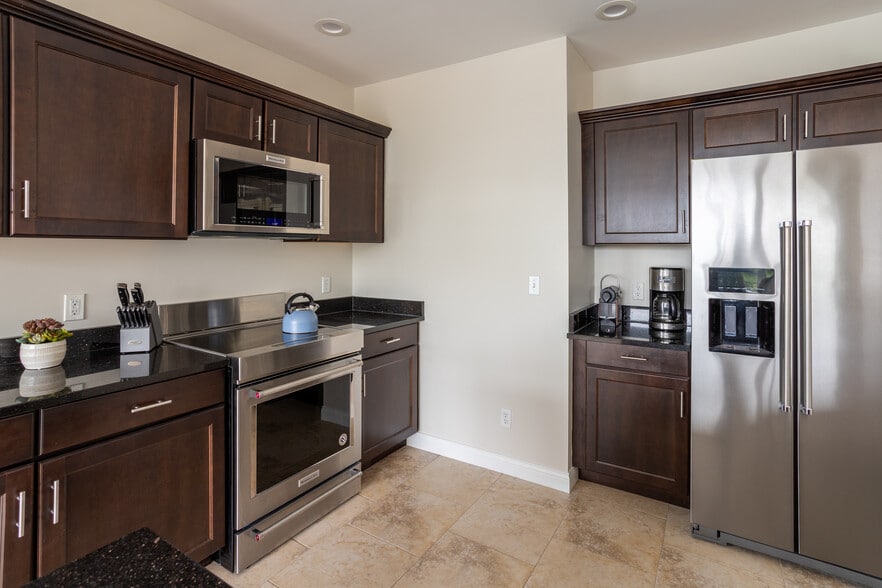 Open Kitchen w/ High-End Appliances & Counter Seating - 1221 Broad St
