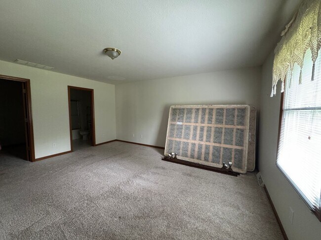 Building Photo - Beautiful, Well Maintained Condo!