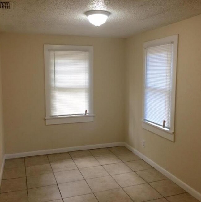 Building Photo - 3 Bedroom 1.5 Bathroom Home For Rent - Close to Downtown St Petersburg