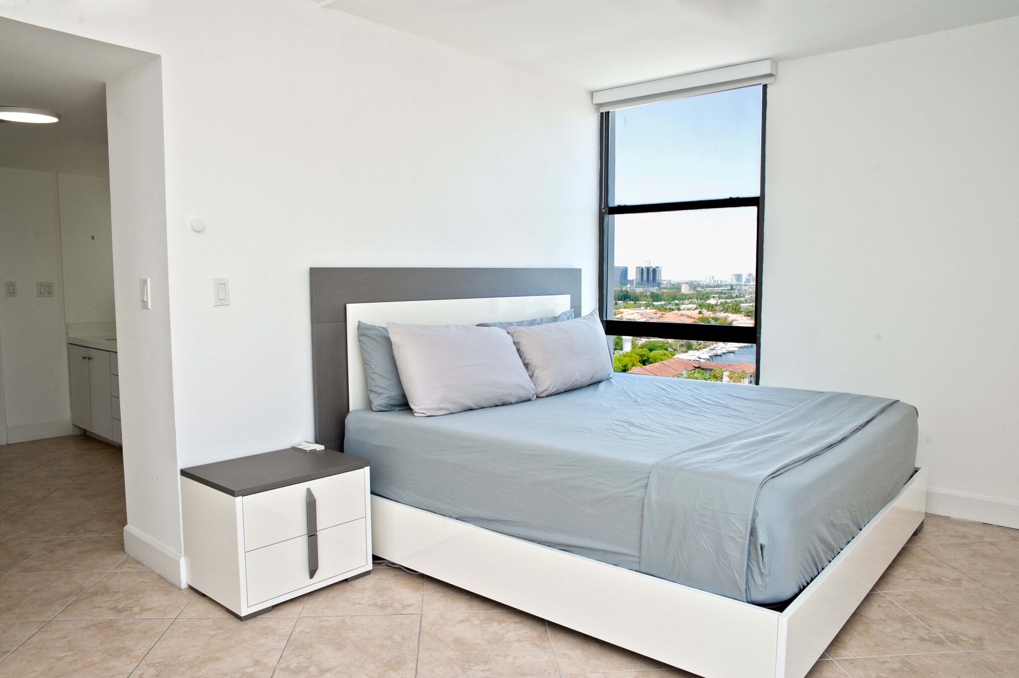 Building Photo - 3675 N Country Club Dr