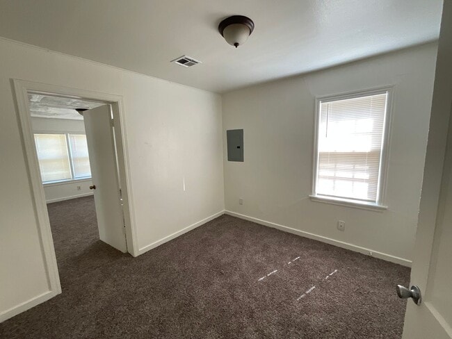 Building Photo - 3 bed, 1 bath, 1 car garage