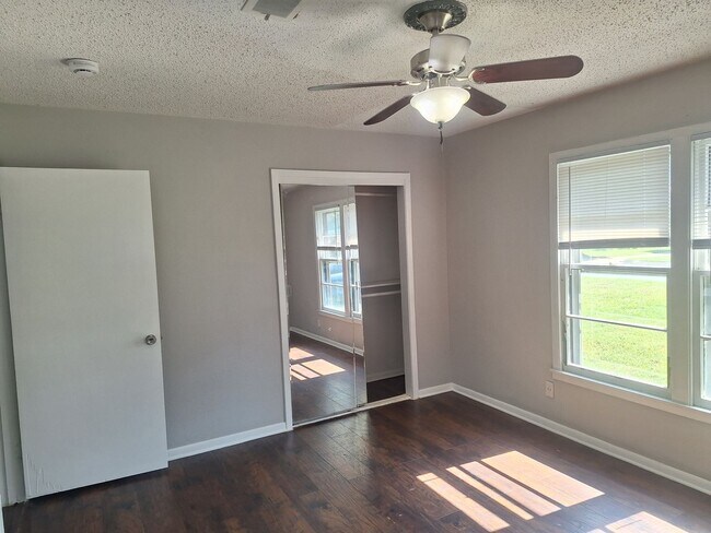 Building Photo - 1225 Harrison Ln