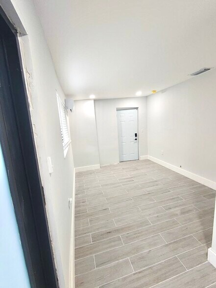 141 B Room - 141 NE 183rd Ter