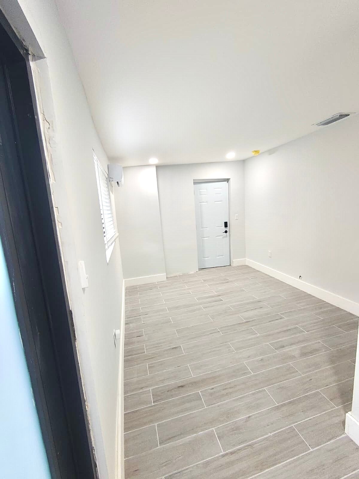 141 B Room - 141 NE 183rd Ter