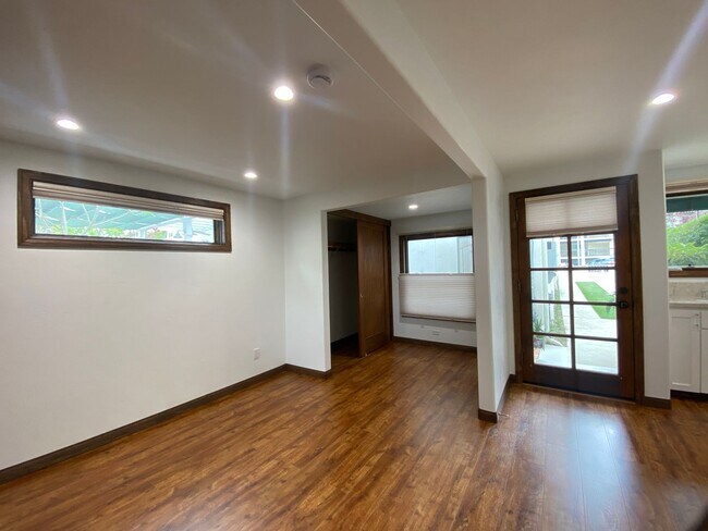 Building Photo - LARGE Mission Hills granny flat w/Loft and A/C!