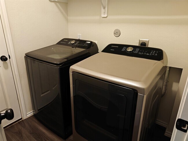 Building Photo - 1731 Gray Hawk Dr