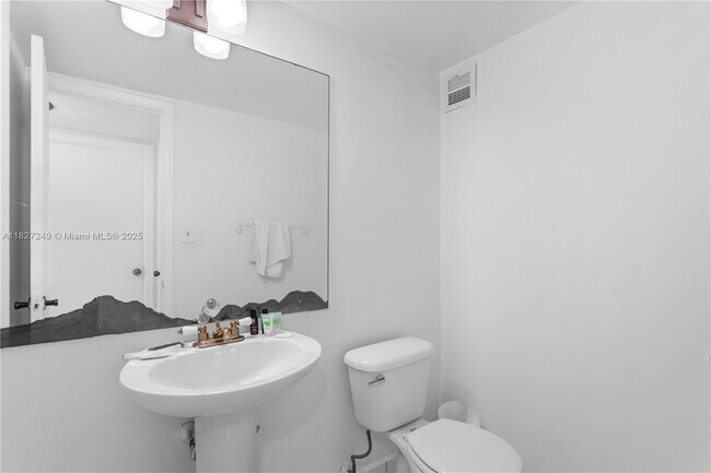 Building Photo - 9440 W Bay Harbor Dr